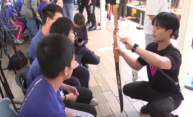 新北特教生體驗智能射箭場