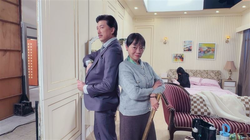 吳皓昇（左）和范瑞君（右）戲外搞笑擺拍。（圖／民視提供）