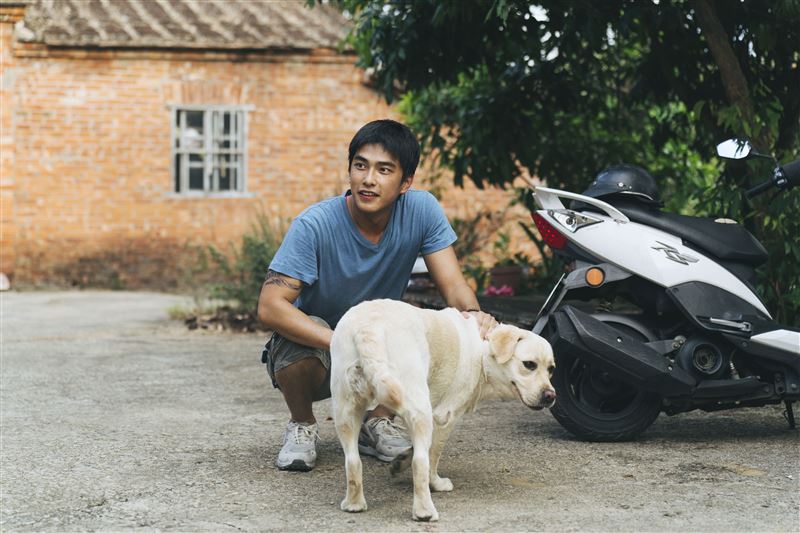 在片中曾敬驊飾演在育幼院長大的「Yang」。（圖／冬候鳥電影、文策院提供）