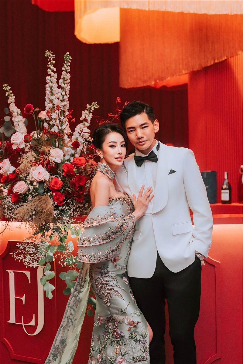 金曲獎最佳新人兼製作人孔令奇日前在吉隆坡舉辦盛大婚宴,新娘陳銘君穿上多套絕美婚紗驚艷全場。(圖/孔令奇提供)