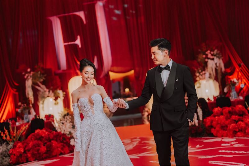 金曲獎最佳新人兼製作人孔令奇日前在吉隆坡舉辦盛大婚宴,新娘陳銘君穿上多套絕美婚紗驚艷全場。(圖/孔令奇提供)