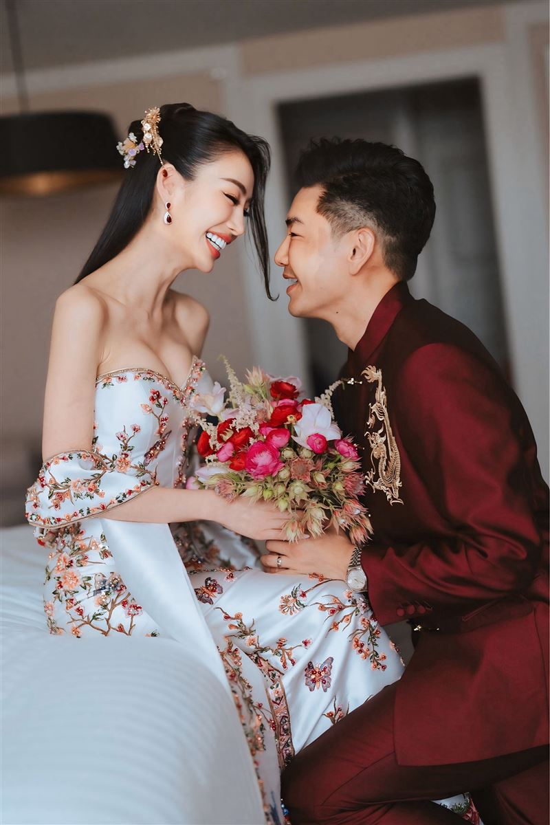 金曲獎最佳新人兼製作人孔令奇日前在吉隆坡舉辦盛大婚宴,新娘陳銘君穿上多套絕美婚紗驚艷全場。(圖/孔令奇提供)