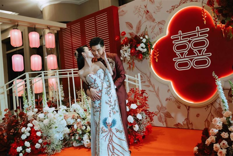 金曲獎最佳新人兼製作人孔令奇日前在吉隆坡舉辦盛大婚宴,新娘陳銘君穿上多套絕美婚紗驚艷全場。(圖/孔令奇提供)