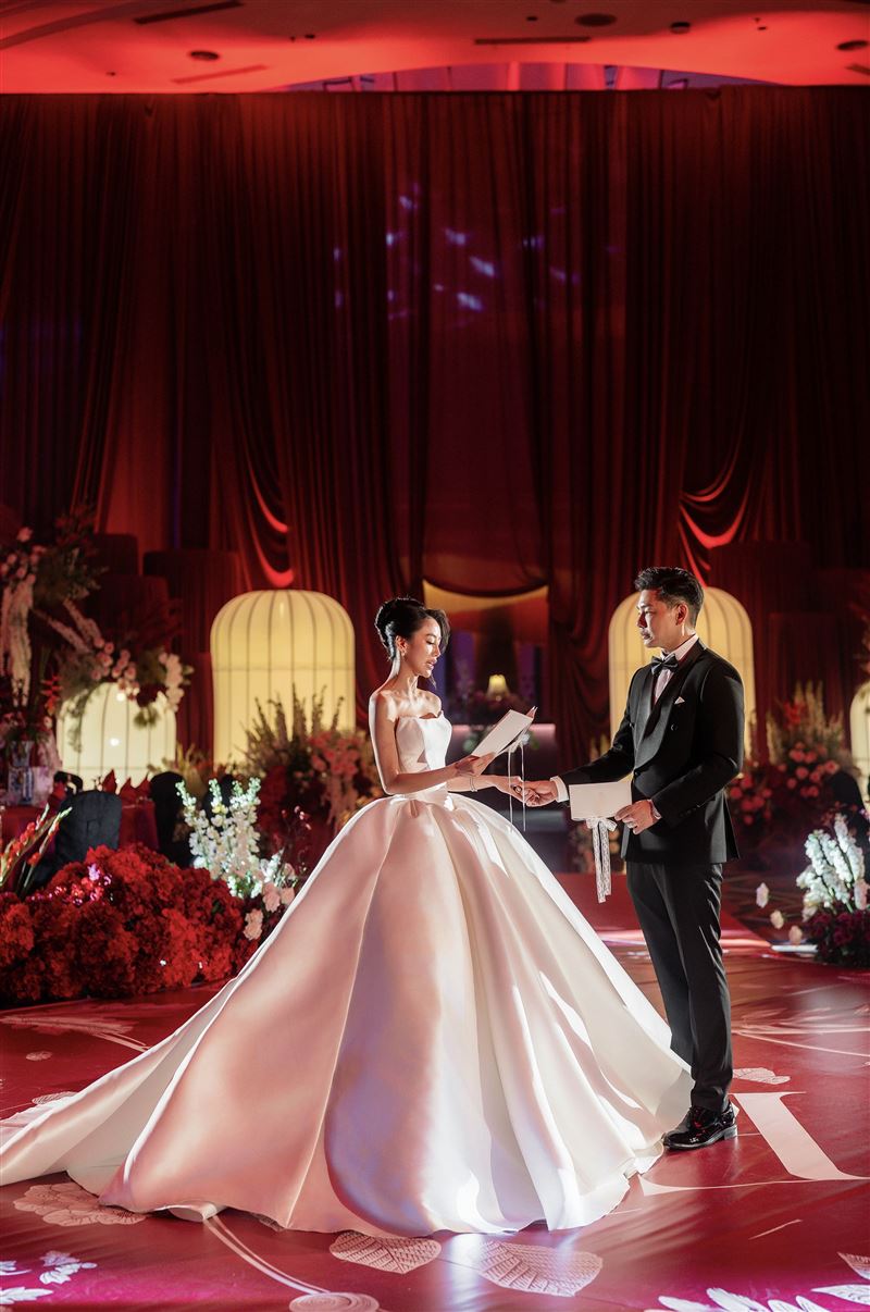 金曲獎最佳新人兼製作人孔令奇日前在吉隆坡舉辦盛大婚宴,新娘陳銘君穿上多套絕美婚紗驚艷全場。(圖/孔令奇提供)