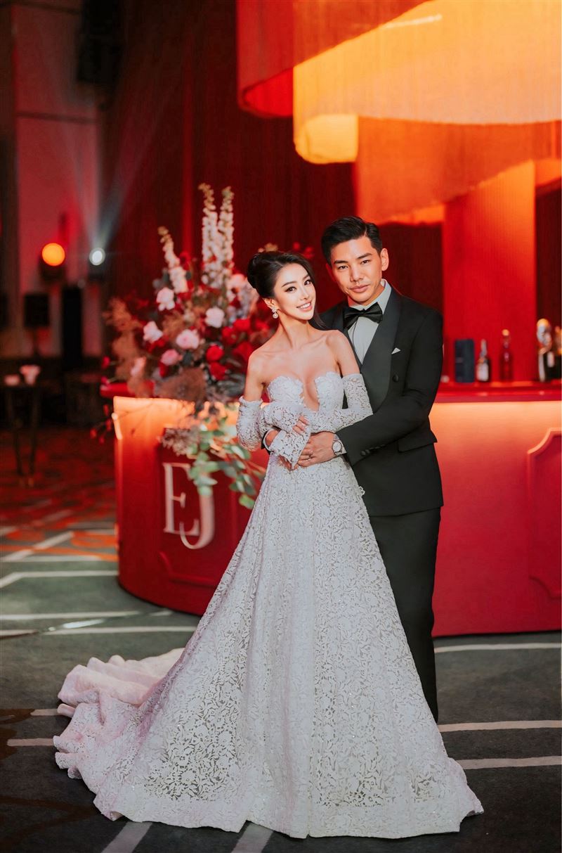 金曲獎最佳新人兼製作人孔令奇日前在吉隆坡舉辦盛大婚宴,新娘陳銘君穿上多套絕美婚紗驚艷全場。(圖/孔令奇提供)