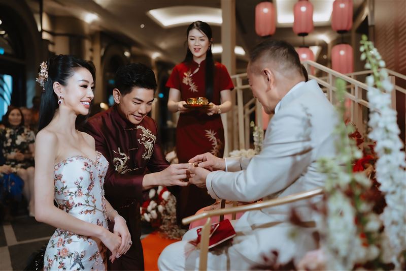 金曲獎最佳新人兼製作人孔令奇日前在吉隆坡舉辦盛大婚宴,新娘陳銘君穿上多套絕美婚紗驚艷全場。(圖/孔令奇提供)