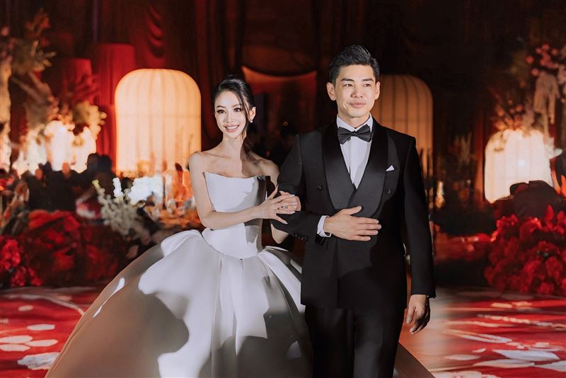 金曲獎最佳新人兼製作人孔令奇日前在吉隆坡舉辦盛大婚宴,新娘陳銘君穿上多套絕美婚紗驚艷全場。(圖/孔令奇提供)