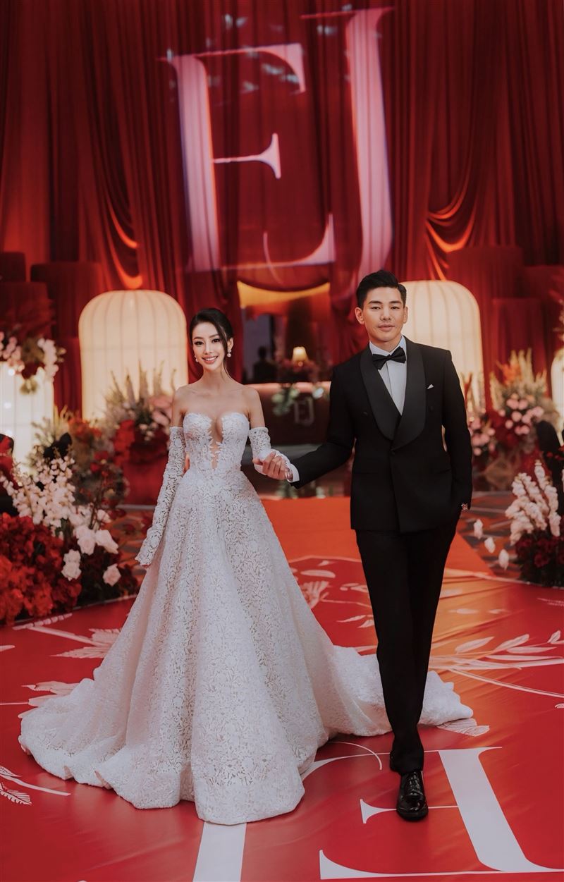 金曲獎最佳新人兼製作人孔令奇日前在吉隆坡舉辦盛大婚宴,新娘陳銘君穿上多套絕美婚紗驚艷全場。(圖/孔令奇提供)
