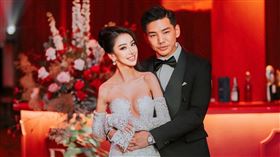 金曲獎最佳新人兼製作人孔令奇日前在吉隆坡舉辦盛大婚宴，新娘陳銘君穿上多套絕美婚紗驚艷全場。（圖／孔令奇提供）