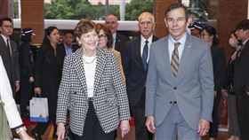 美參議員訪團來台　拜會立法院（2）美國聯邦參議院外交委員會民主黨首席議員夏亨（Jeanne Shaheen）（左）及共和黨參議員匡希恆（John Curtis）（右）所率跨黨派訪問團31日傍晚到立法院拜會。中央社記者鄭清元攝　115年3月31日