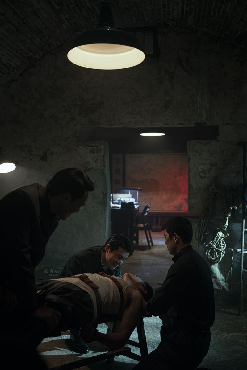 姚淳耀在劇中對嫌疑人的刑求場面令人不寒而慄。（圖／Hami Video提供）