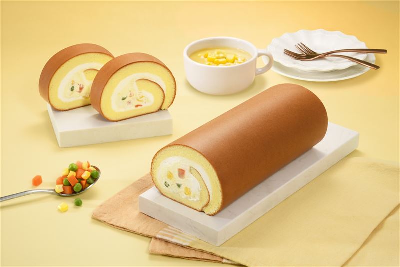 亞尼克把三色豆加進生乳捲裡。(圖／亞尼克提供)