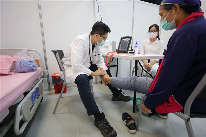 義診現場醫師為民眾看診。（圖／台灣血管外科學會提供）