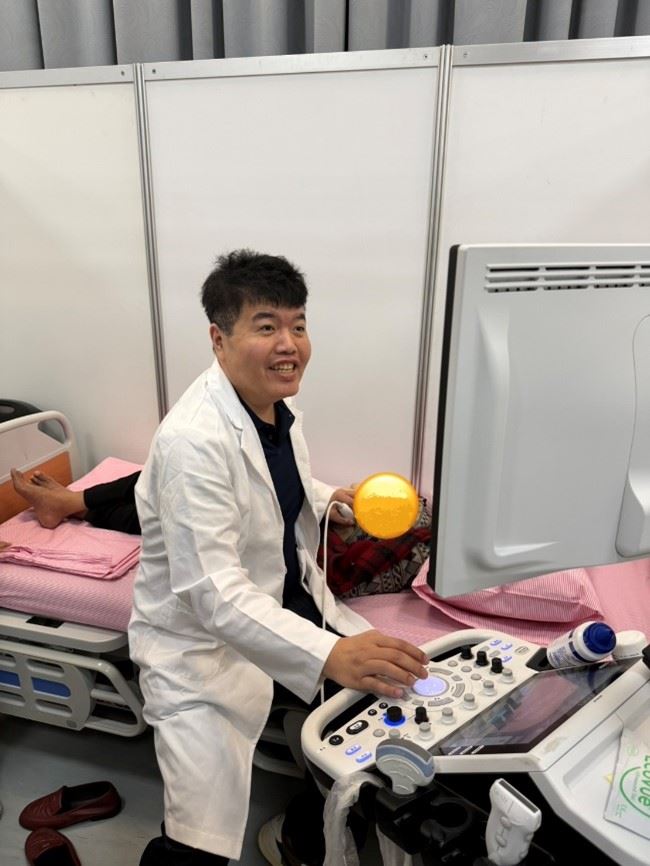 義診現場醫師為民眾看診。（圖／台灣血管外科學會提供）