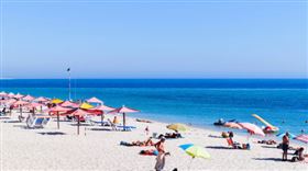 美國家庭到海灘旅遊挖貝殼挖到人骨，鑑定後竟是「1999年失蹤銀行家」。（示意圖／pixabay）