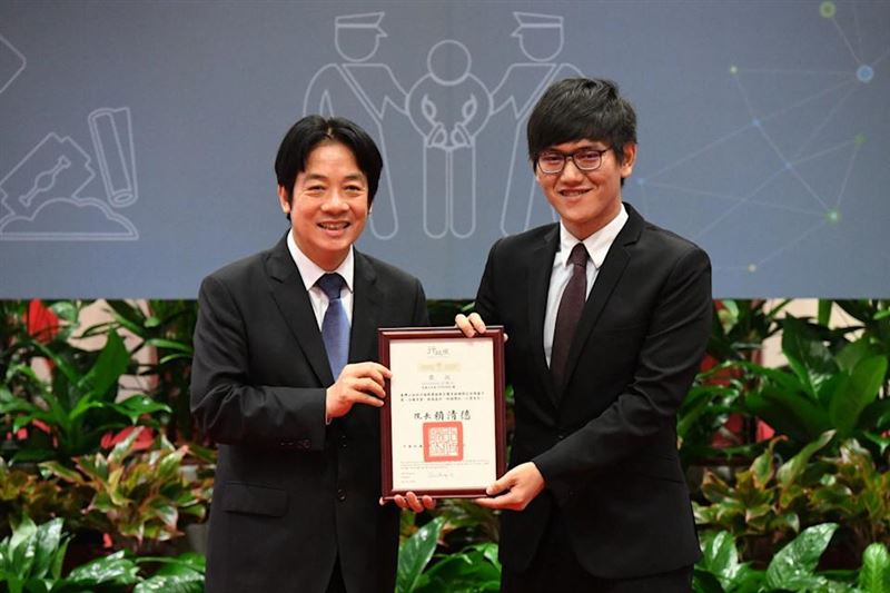 檢察官廖彥鈞2018年在士檢緝毒表現優異，獲時任行政院長、現任總統賴清德頒獎。（圖／行政院提供）