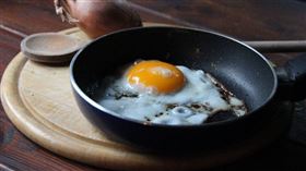 透過調整火候與蛋溫，可讓煎蛋外觀與熟度更均勻。（示意圖／Pixabay）