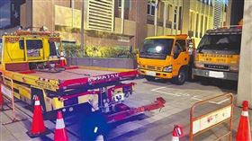 惡名昭彰的小崔拖吊前員工蔡尚聰與許峯頤2人30日遭新北刑大拘提到案，並經檢察官聲押獲准。（圖／翻攝畫面）