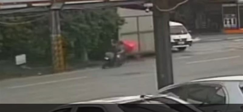 網友找出對面監視器,發現外送員生前疑跟路人衝突比中指後,才重心不穩往車道倒被輾斃。(圖/翻攝自Threads)