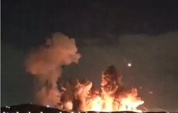 在美、以軍事打擊後，伊朗伊斯法罕發生劇烈爆炸。（圖／翻攝自川普真實社群）