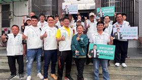 屏東縣內埔鄉代鍾育杰（前排右三）登記參選鄉長，讓內埔鄉成為民進黨屏東縣黨部唯一初選鄉鎮，不料卻在初選期間涉賄選。（圖／翻攝自鍾育杰臉書）