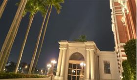 林志潔提到，周末加班「夜晚聽見走廊有腳步聲」，且一下子出現一下子消失。（圖／取自林志潔臉書）