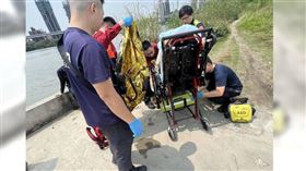 北市萬板大橋31日下午驚傳有民眾落水，在釣客、警方與消防人員的協助下，成功將落水民眾拉上岸。（圖／翻攝畫面）