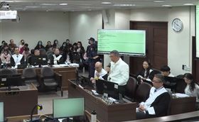 柯文哲在法庭上反嗆檢察官「真的很邪惡」，還稱李文宗被栽贓冤獄。（翻攝自臺北地院刑事科YouTube）