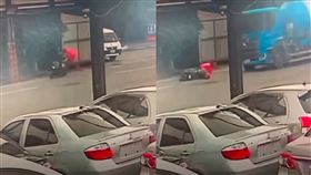 外送員曾把右手高舉疑似在比中指，接著地遭後方水泥預拌車輾斃。（圖／翻攝自臉書）