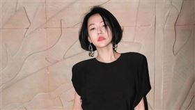 小S曾因拔隱形眼鏡刮傷眼角膜，導致眼睛急性疼痛，但仍貼著紗布、以「獨眼龍」主持《小姐不熙娣》。（翻攝自小S臉書）