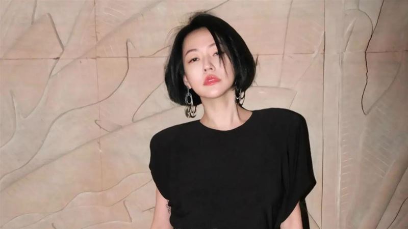 獨眼也能主持!女星自嘲解鎖「新風格」