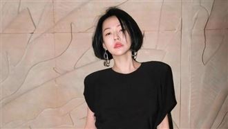 小S曾因拔隱形眼鏡刮傷眼角膜，導致眼睛急性疼痛，但仍貼著紗布、以「獨眼龍」主持《小姐不熙娣》。（翻攝自小S臉書）