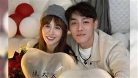 陳晨威（右）去年12月向「PS女孩」台泰混血成員啾啾（Julia）求婚成功。（圖／翻攝自JuliaIG）
