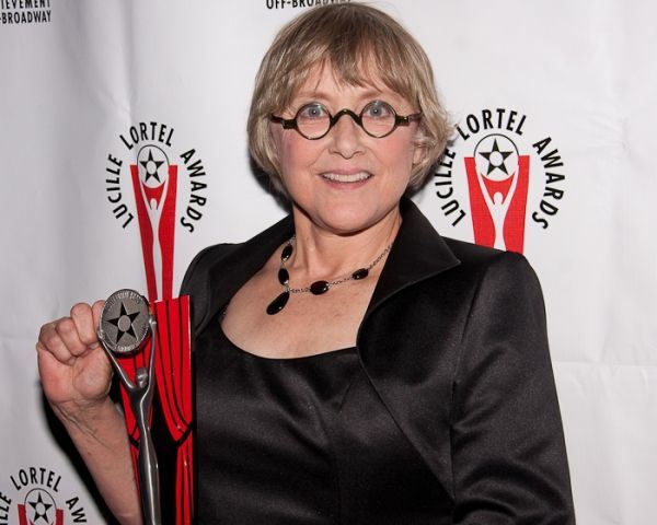 瑪麗貝絲赫特的死訊,已由她的女兒莫莉許瑞德(Molly Schrader)以及結縭多年的丈夫——曾寫過《計程車司機》並執導多部名作的好萊塢知名編導保羅許瑞德(Paul Schrader),透過臉書聯合發文悲痛證實。(圖/翻攝自X)