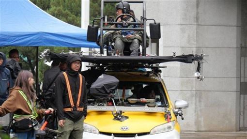 蓋兒加朵挺5月肚拍片　蓋綠布變身