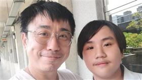小彬彬和兒子小小彬聯手創業「創動影視」卻慘賠。（翻攝自小彬彬臉書）