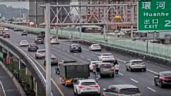 國道一號高架北向28.5公里處，今天（1日）上午台北市環北- 五股轉接道，今天上午發生2車追撞事故。（圖／翻攝畫面）