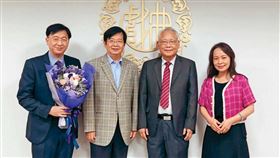 台灣戲曲學院校長李揚（左2）、主祕徐宗鴻（左1）與敖國珠（右1）徹底撕破臉。（翻攝台灣戲曲學院臉書）