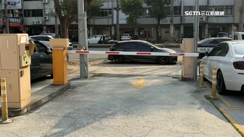 獨/霸道橫停擋停車場口 男「休息中」