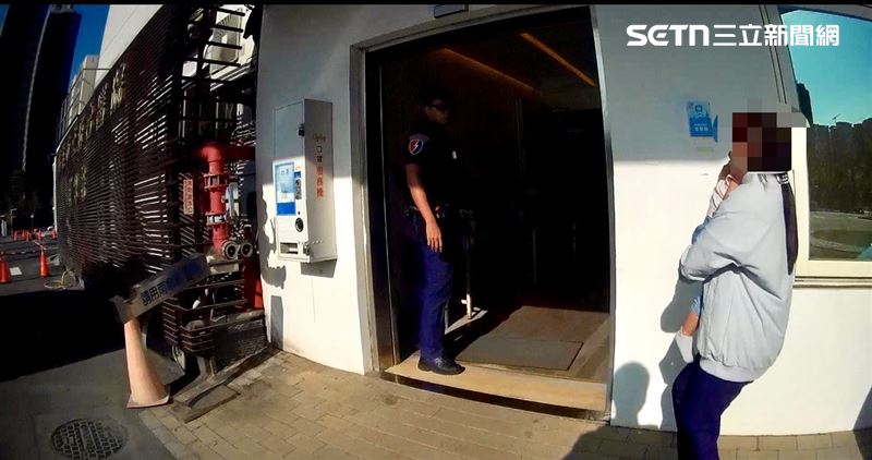 車門一開，媽媽顧不了自己還在喘，抱起癱軟無力的女嬰直衝急診室。（圖／翻攝畫面）