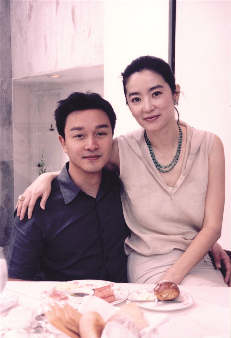 23年了！世人忘不了哥哥張國榮。林青霞遺憾：當年沒帶他去給一位神醫針灸。（圖／時報出版提供）