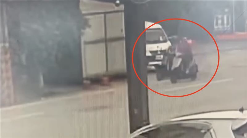 外送員疑不滿被超車「刷卡」，怒比中指回敬。（圖／翻攝自Threads）