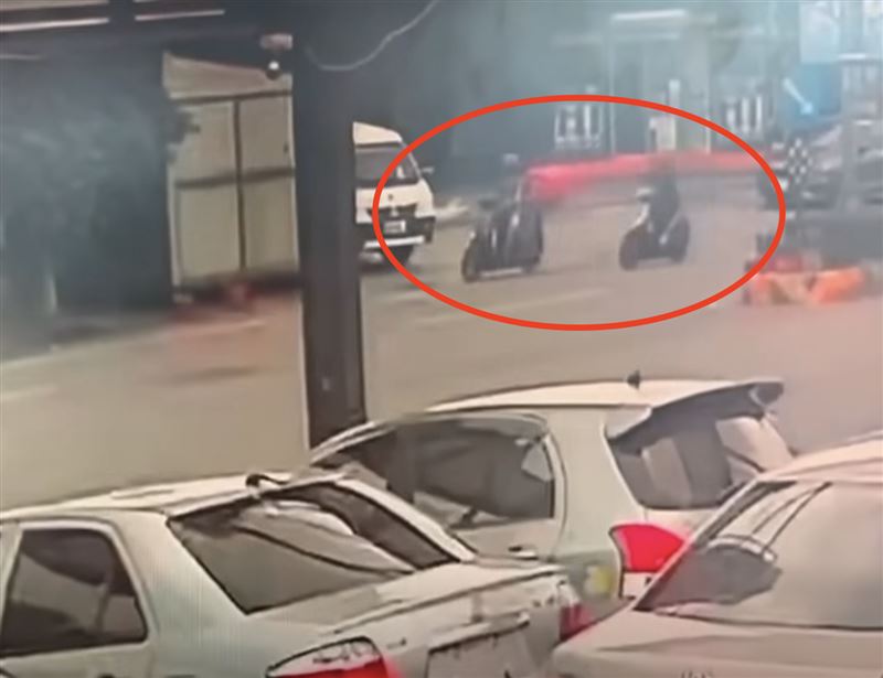 外送員疑不滿被超車「刷卡」，怒比中指回敬。（圖／翻攝自Threads）