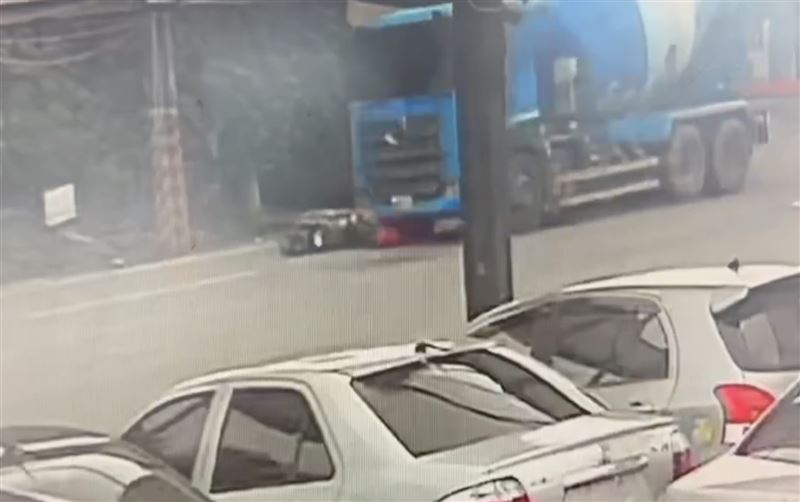 外送員騎電動車，右手鬆開後，只剩左手控制，重心不穩自摔。（圖／翻攝自Threads）