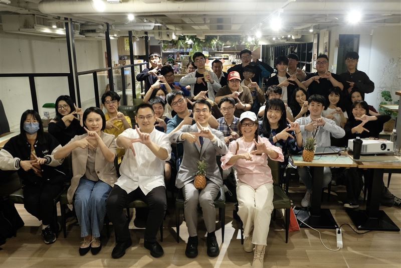 民進黨青年部舉辦的「週二熬民主」系列講座啟動縣市首長巡迴場次，首場邀請民進黨南投縣長候選人温世政（圖／民進黨提供）