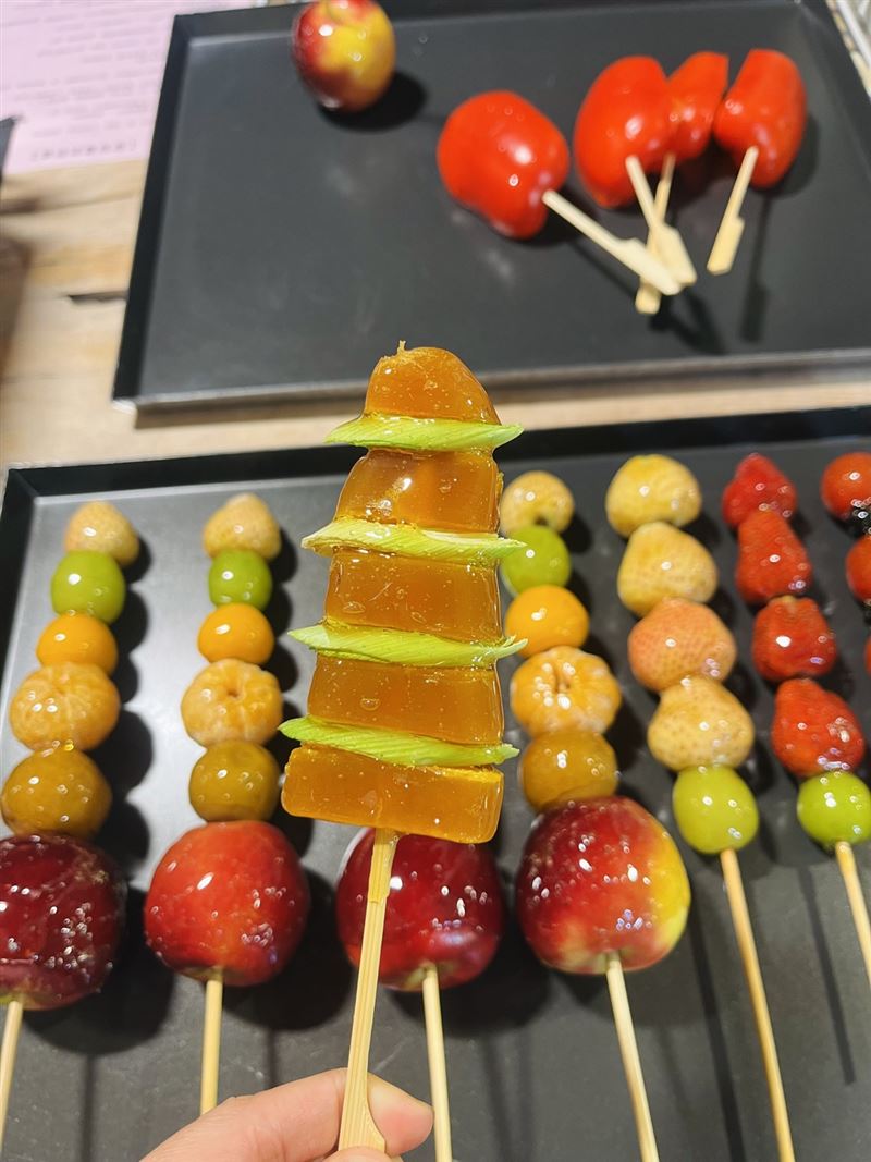 網友質疑糖葫蘆吃到爆收費太貴，糖伯伯表示，提供的糖葫蘆從一串50元到一串500元的都有。（圖／糖伯伯提供）