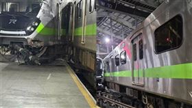 台鐵基隆七堵調車場今（30）日晚間傳出電聯車出軌意外，兩列900型車廂相撞、出軌，造成一名員工受傷送醫。（圖／三鐵情報社：事故通報與鐵道事件分享提供）