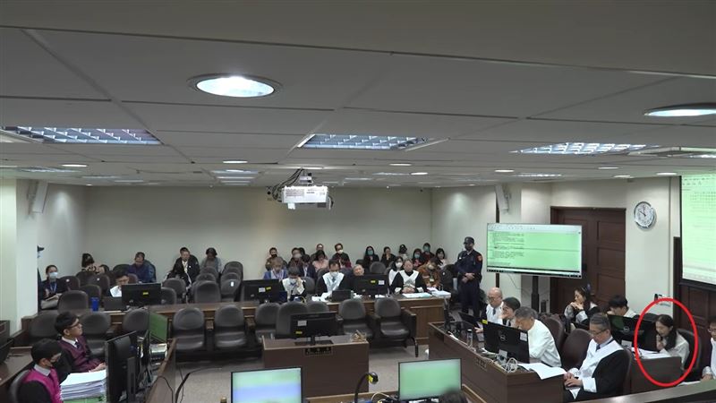 應曉薇在開庭時進行答辯。(圖/翻攝自臺北地院刑事科YouTube)