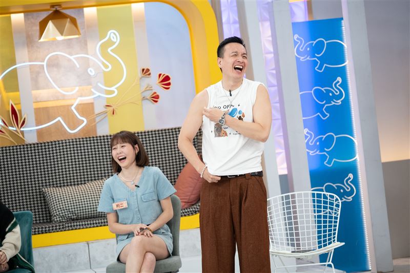 小鐘《不熙娣》棚內脫衣爆汗做伏地挺身,遭小S逼瘋。(圖/東森綜合台提供)