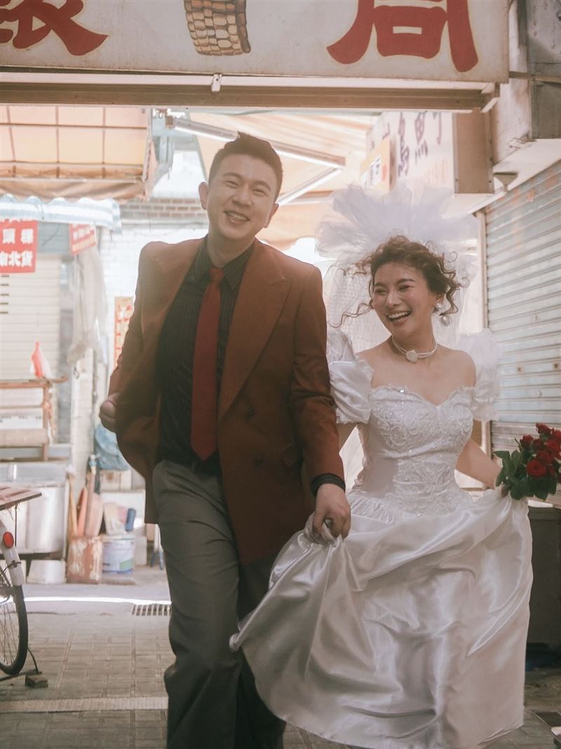 董仔分享自己與先生的相處，她笑道，兩人日常相處充滿玩鬧。（圖／翻攝自IG @donehannah）